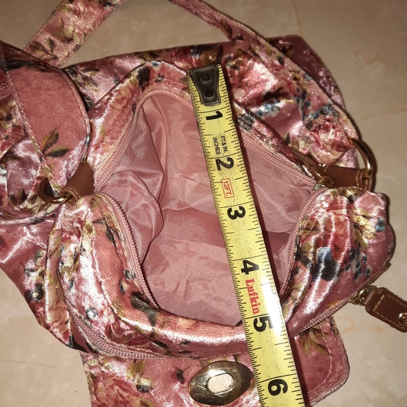 Elegant Floral Crossbody Bag in Pink - Picture 5 of 9